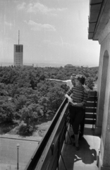 Magyarország, Széchenyihegy, Budapest XII., Rege utca, Vörös Csillag (egykor Golf, később Panoráma) szálloda, erkély. Hátul Koppány György fotóriporter., 1959, Bauer Sándor, Budapest, Fortepan #128207