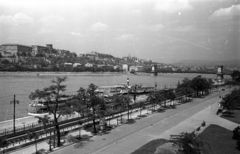 Magyarország, Budapest V., Dunakorzó és a Vigadó téri hajóállomás a Duna szállóból nézve, háttérben a budai Vár és a Széchenyi Lánchíd., 1958, Bauer Sándor, Duna, Budapest, látkép, Fortepan #128213