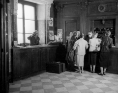 Magyarország, Budapest V., Duna szálló, recepció., 1958, Bauer Sándor, Budapest, kulcstároló, falióra, bőrönd, telefon, Fortepan #128218