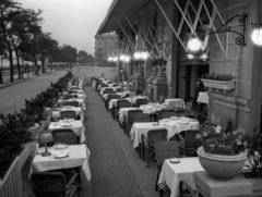 Magyarország, Budapest V., Dunakorzó a Széchenyi Lánchíd felé nézve, a Duna szálló terasza., 1959, Bauer Sándor, Budapest, Fortepan #128225