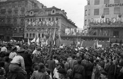 Csehország, Prága, Vencel tér (Václavské námestí), május 1- i felvonulók a dísztribün előtt., 1956, Bauer Sándor, Csehszlovákia, Lenin-ábrázolás, május 1, Karl Marx-ábrázolás, Friedrich Engels-ábrázolás, Hruscsov-ábrázolás, dísztribün, Antonín Zápotocký-ábrázolás, Viliam Široký-ábrázolás, Antonín Novotný-ábrázolás, Klement Gottwald-ábrázolás, Fortepan #128227