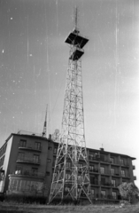 Hungary, untitled, Budapest XII., Agancs út 30-32., a lakóházzá átalakított Hargita panzió, benne a TV kísérleti adásának stúdiója. Az épület tetején az első 100 W-os adó, előtte az 1956-58 között üzemelő 1 kW-os adótorony., 1956, Bauer Sándor, TV tower, Budapest, broadcasting station, Fortepan #128229