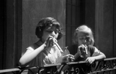 Hungary, Budapest VIII., a felvétel a Népszínház utca 27. számú ház egyik körfolyosóján készült., 1957, Bauer Sándor, soap bubble, courtyard balcony, Budapest, Fortepan #128239