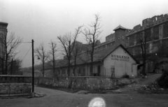 Magyarország, Budapest I., a Váralja utca torkolata a Dózsa György tér felől nézve., 1956, Bauer Sándor, Budapest, épület, várfal, Fortepan #128266