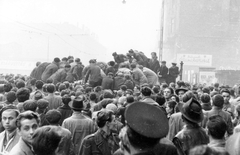 Magyarország, Budapest VII., Rákóczi út az Akácfa utca torkolatánál., 1956, Házy Zsolt, tömeg, forradalom, épületbontás, szobor, utcakép, kíváncsiság, Budapest, Fortepan #12834