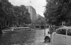 Hollandia, Amszterdam, Herengracht a Vijzelstraat felé nézve, háttérben a Amszterdami Városi Levéltár épülete., 1972, Bauer Sándor, hajó, Volkswagen-márka, Volkswagen Bogár, sétahajó, Fortepan #128358