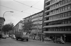 Németország, Mainz, Parcusstrasse a Bahnhofstrasse felől nézve., 1972, Bauer Sándor, teherautó, Mercedes-márka, Volkswagen-márka, NSZK, Volkswagen Bogár, Volkswagen Typ2, Volkswagen Transporter 2, Fortepan #128371