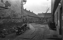 Magyarország, Budapest XIII., a Jász utca 76. és a jobbra lévő Zsinór (Kelli) utca felőli AUTÓKER elosztótelep közös udvara., 1966, Bauer Sándor, motorkerékpár, udvar, kockakő, poroló, Budapest, Csepel Pannonia TLT, Fortepan #128384