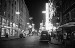 Ausztria, Bécs, Kärntner Strasse a Himmelpfortgasse felől a Stephansplatz felé nézve., 1967, Bauer Sándor, Volkswagen-márka, Volkswagen Typ2, neon felirat, Volkswagen Transporter 1, Fortepan #128423