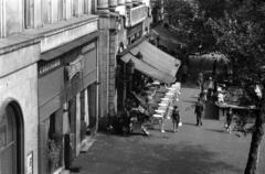 Magyarország, Budapest V., Vörösmarty tér, a Gerbeaud (Vörösmarty) cukrászda terasza., 1969, Bauer Sándor, járókelő, utcakép, életkép, cukrászda, Budapest, Fortepan #128426