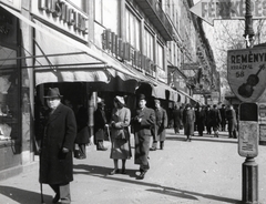 Magyarország, Budapest VII., Rákóczi út az Astoria felől a Blaha Lujza tér felé nézve., 1949, Bauer Sándor, hirdetőoszlop, szemetes, magyar katona, Budapest, napellenző, Reményi Hangszerüzlet, Fortepan #128473