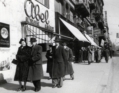 Magyarország, Budapest V., Kossuth Lajos utca, a 12. számú háztól az Astoria kereszteződés felé nézve., 1949, Bauer Sándor, plakát, Dreher-márka, mozi, Budapest, napellenző, divatáru, Fortepan #128474