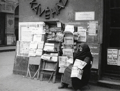 Magyarország, Budapest VII., Erzsébet körút - Dob utca sarok., 1948, Bauer Sándor, plakát, trafik, újságárus, kávéház, hirdetmény, Budapest, Fortepan #128481