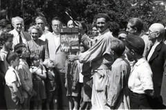 Magyarország, Híradó tudósítás a Valahol Európában című fim forgatásáról. Balról Gábor Miklós (részben takarva), Somlay Artúr, Bánki Zsuzsa és Vas Zoltán., 1947, Bauer Sándor, csapó, bámészkodás, színész, Fortepan #128483