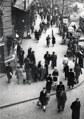 Magyarország, Budapest VII., Dohány utca - Erzsébet körút sarok, New York palota., 1948, Bauer Sándor, Budapest, taxiállomás, gázlámpa, madártávlat, felülnézet, utcakép, Fortepan #128484