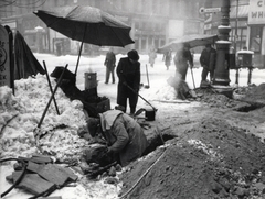 Magyarország, Budapest V., Vörösmarty tér, szemben jobbra a Váci utca torkolata., 1946, Bauer Sándor, tél, napernyő, buszmegálló, postaláda, útépítés, kábel, Budapest, Fortepan #128492