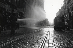 Magyarország, Budapest VIII., Népszínház utca a Tolnai Lajos utcától a Teleki László tér felé nézve., 1946, Bauer Sándor, villamos, rádió, locsolás, Budapest, kockakő, Fortepan #128496