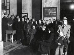 Magyarország, Budapest VII., Wesselényi utca 8., lakógyűlés a ház udvarán, 1950. október 1-én., 1950, Bauer Sándor, Budapest, lakógyűlés, graffiti, üzenet, felirat, Fortepan #128520