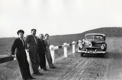 1949, Bauer Sándor, sofőr, automobil, útkorlát, pihenés, rendszám, Hudson Commodore, Hudson-márka, Fortepan #128531