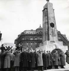 Magyarország, Budapest V., Szabadság tér, szovjet emlékmű. Középen, világos kabátban Gerő Ernő, tőle balra Kiszeljov szovjet nagykövet, jobbra Dobi István, Apró Antal és Kis Károly., 1952, Bauer Sándor, egyenruha, mikrofon, tisztelgés, szónok, szovjet emlékmű, Budapest, Fortepan #128533