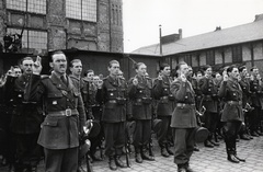 Magyarország, Budapest VIII., Kőbányai út 21., MÁVAG Mozdony- és Gépgyár Nemzeti Vállalat, 1949. április 25. A felvétel a gyár dolgozói által a Belügyminisztérium Államvédelmi Hatóságának (BM ÁVH) adományozott csapatzászló átadásakor készült. Az állomány eskütétele., 1949, Bauer Sándor, avatás, kard, Budapest, katonai eskütétel, eskütétel, tetőn ülés, Államvédelmi Hatóság, Fortepan #128536