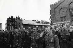 Magyarország, Budapest VIII., Kőbányai út 21., MÁVAG Mozdony- és Gépgyár Nemzeti Vállalat, 1949. április 25. A felvétel a gyár dolgozói által a Belügyminisztérium Államvédelmi Hatóságának (BM ÁVH) adományozott csapatzászló átadásakor készült. Az állomány eskütétele., 1949, Bauer Sándor, avatás, propaganda, Budapest, katonai eskütétel, eskütétel, tetőn ülés, Államvédelmi Hatóság, Fortepan #128537