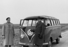 Ausztria, a magyar menekülteket fogadó Európai Migráció Kormányközi Bizottságának (Intergovernmental Committee for European Migration, ICEM) munkatársai és mikrobuszuk., 1956, Kleyer Éva, Volkswagen-márka, Volkswagen Typ2, Volkswagen Transporter 1, rendszám, Fortepan #128557