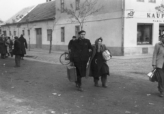 Ausztria, Mosontarcsa, Höchtlgasse - Hauptgasse sarok, magyar menekültek., 1956, Kleyer Éva, bőrönd, Fortepan #128570