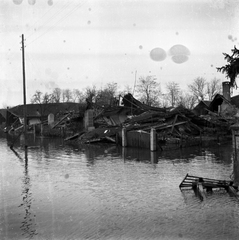 Magyarország, Sióagárd, Kossuth utca, az 1956. márciusi jeges árvíz során összedölt házak., 1956, Borbély Éva, képarány: négyzetes, épületkár, Fortepan #128681