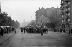 Magyarország, Budapest II., Bem rakpart a Vitéz utcánál. Műegyetemisták vonulnak a Bem József tér felé 1956. október 23--án., 1956, Faragó György, zászló, forradalom, járókelő, utcakép, életkép, tüntetés, Budapest, Fortepan #128725