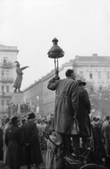 Magyarország, Budapest II., Bem József tér, tüntetés 1956. október 23-án a Bem szobornál. Szemben a Lipthay utca., 1956, Faragó György, forradalom, Budapest, Fortepan #128727