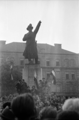 Magyarország, Budapest II., Bem József tér, tüntetés 1956. október 23-án a Bem szobornál. Háttérben az egykori Radetzky laktanya., 1956, Faragó György, forradalom, Budapest, Fortepan #128729