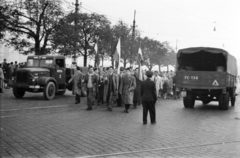 Magyarország, Budapest II., Bem rakpart, tüntetők vonulnak a Bem József tér felé 1956. október 23--án., 1956, Faragó György, forradalom, Budapest, teherautó, Csepel B-350/D-350, rendszám, Fortepan #128734