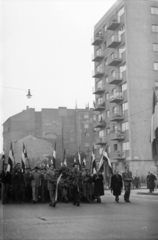 Magyarország, Budapest II., Bem rakpart a Vitéz utcánál. Műegyetemisták vonulnak a Bem József tér felé 1956. október 23--án., 1956, Faragó György, zászló, forradalom, utcakép, tüntetés, Budapest, Fortepan #128736