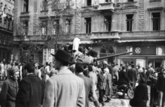 Magyarország, Budapest VIII., harckocsi a József körút 46. számú ház előtt, balra a József utca torkolata., 1956, Faragó György, forradalom, motorkerékpár, T-34 tank, cipőbolt, Budapest, Fortepan #128739