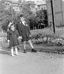 Magyarország, Budapest VIII.,Budapest IX., Üllői út és Mária utca sarka a Markusovszky (ekkor névtelen) tér felől., 1952, Szent-tamási Mihály, gyerekek, Budapest, kislány, masni, ünneplő ruha, Fortepan #12874