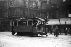 Magyarország, Budapest VIII.,Budapest V., Múzeum körút az egyetem épületénél., 1956, Faragó György, forradalom, villamos, járműroncs, Budapest, Fortepan #128740