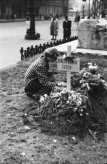 Magyarország, Budapest V., Ferenciek tere (Felszabadulás tér), az 1956-os forradalom alatt elesett ideiglenes sírja a Pázmány szobor előtt., 1956, Faragó György, forradalom, Budapest, virág, sírhalom, Fortepan #128742