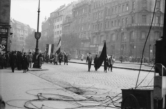 Magyarország, Budapest V.,Budapest VII., Károly (Tanács) körút a Madách tér felől az Astoria felé nézve. Szemben jobbra a Gerlóczy utca torkolata., 1956, Faragó György, forradalom, Budapest, kézikocsi, kuka, Fortepan #128744