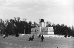 Magyarország, Budapest XIV., Ötvenhatosok tere (Sztálin tér), a Sztálin szobor maradványa., 1956, Faragó György, forradalom, Budapest, sérült műtárgy, Fortepan #128745