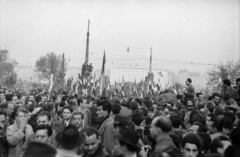 Magyarország, Budapest II., Bem József tér, tüntetés 1956. október 23-án a Bem szobornál. Háttérben az ÁVH egykori, ekkor már a BM-hez tartozó épülete, a mai Képviselői Irodaház ("Fehér Ház")., 1956, Faragó György, forradalom, Budapest, Fortepan #128747