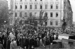 Magyarország, Budapest II., Bem József tér, tüntetésre gyülekezők 1956. október 23-án. Balra a Lipthay utca, jobbra a Bem rakpart., 1956, Faragó György, tömeg, forradalom, teherautó, utcakép, csoportosulás, Budapest, Fortepan #128754