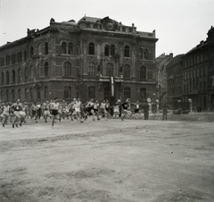 Magyarország, Budapest XI., Szent Gellért tér, szemben a Műegyetem rakpart és a Budafoki út között a Magyar királyi József nádor Műszaki és Gazdaságtudományi Egyetem (később Budapesti Műszaki és Gazdaságtudományi Egyetem) CH épülete., 1945, Fortepan/Album014, Budapest, Budapesti Műszaki Egyetem, futóverseny, Fortepan #128782