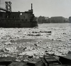 Magyarország, Budapest II.,Budapest XIII., a lerombolt Margit híd a budai alsó rakpartról nézve., 1945, Fortepan/Album014, Budapest, háborús kár, jégzajlás, hídroncs, Fortepan #128784