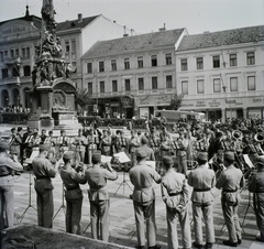 Magyarország, Pécs, Széchenyi tér, balra a Szentháromság-szobor mögött a Nádor Szálló., 1943, Fortepan/Album014, cukrászda, katonazenekar, fúvószenekar, Fortepan #128788