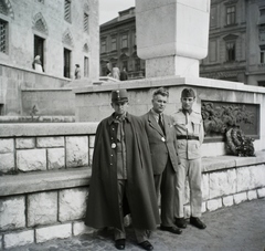 Magyarország, Pécs, Széchenyi tér, az Örökmécses, alatta a bronztábla a pécsi 8-as honvéd huszárezrednek állít emléket., 1942, Fortepan/Album014, Fortepan #128792