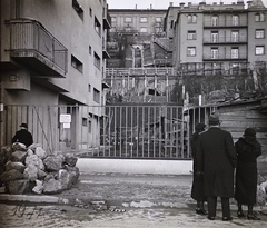 Magyarország, Budapest I., Attila út 127. (ekkor Attila utca 89.) és a mellette lévő udvar. Szemben fent a Jávorka lépcső, felette a Hadtörténeti Múzeum látszik. A felvétel hegyoldal megcsúszása után a Logodi utcai támfal építésekor készült., 1936, Fortepan/Album015, építkezés, Budapest, Fortepan #128817