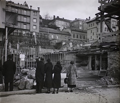 Magyarország, Budapest I., Attila út 127. (ekkor Attila utca 89.) és az Attila út 125. (Attila utca 87.) közötti lévő udvar. Szemben fent a Logodi utca házai. A felvétel hegyoldal megcsúszása után a Logodi utcai támfal építésekor készült., 1936, Fortepan/Album015, építkezés, Budapest, Fortepan #128820