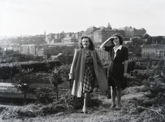 Magyarország, Tabán, Budapest I., kilátás a Gellérthegyről a budai Vár felé., 1940, Gali, park, nők, látkép, kettős portré, Budapest, Fortepan #128879