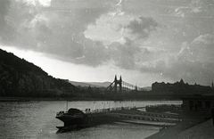 Magyarország, Budapest V., Belgrád (Ferenc József) rakpart, nemzetközi hajóállomás. Látkép az Erzsébet híd a Királyi Palota (később Budavári Palota) felé., 1940, Gali, Budapest, Fortepan #128900